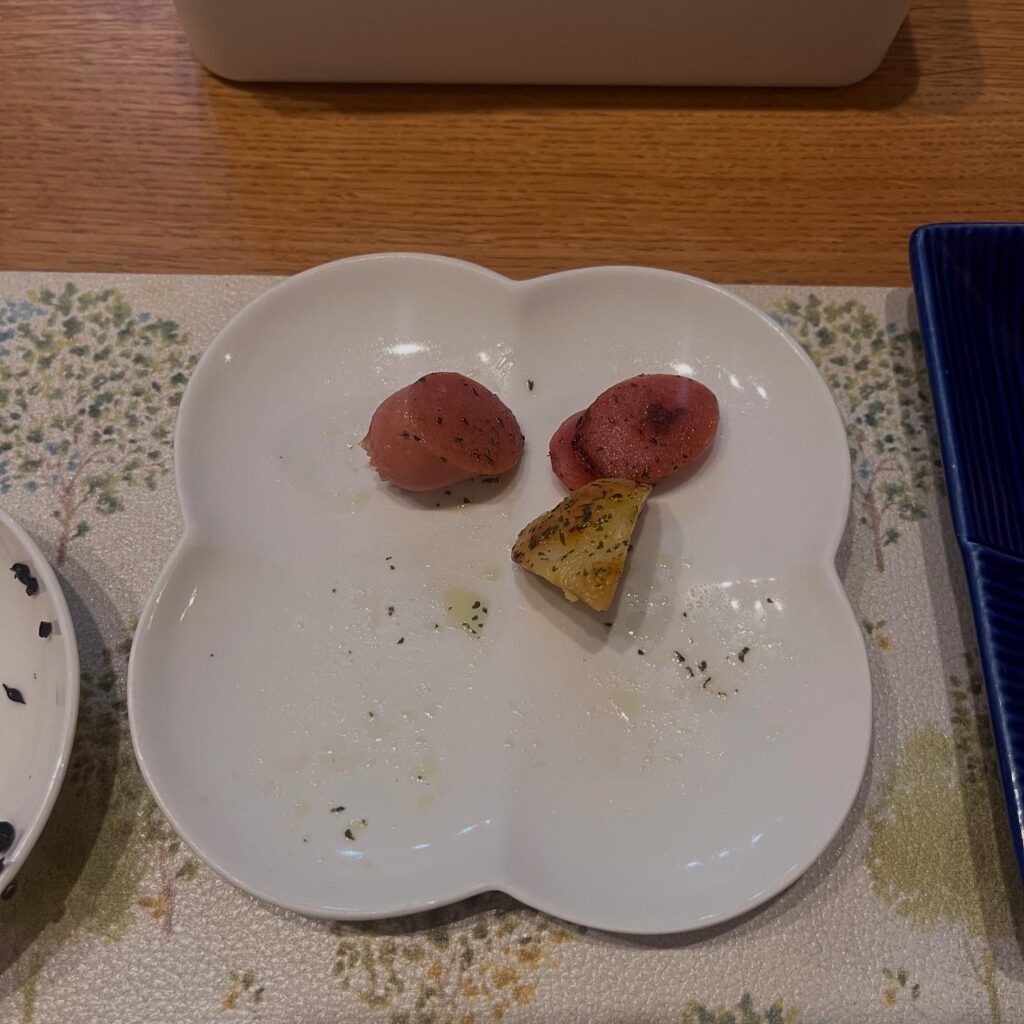 お皿に乗った食べかけのジャーマンポテト